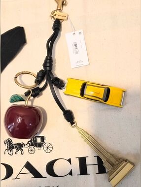 Coach Small New York Cluster Bag Charm CY402 🥨 🚕 🍎 𝐁𝐫𝐚𝐧𝐝 𝐍𝐞𝐰!